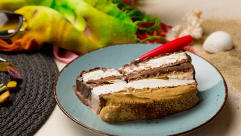 Ice Cream Sandwich Cake cu glazura Dalgona