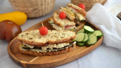 Sandwich vegetarian cu salata de naut