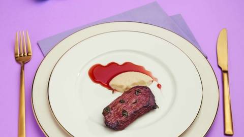 Steak de cangur cu dulceata de vin rosu si piure de telina caramelizata cu trufe