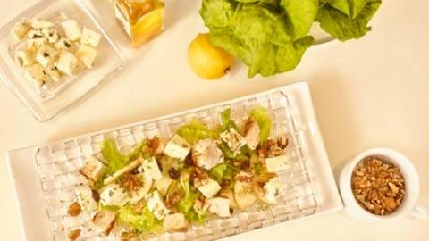 Salata de pui si cuburi jucause de Roquefort