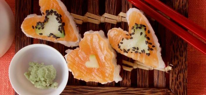 Inimioare de sushi cu somon, castraveti si susan
