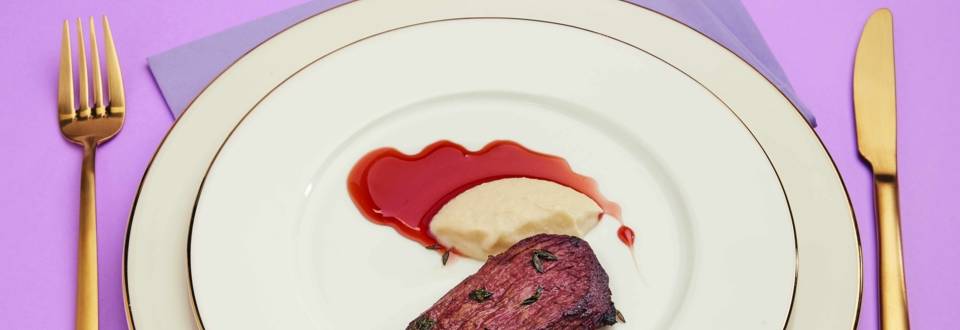 Steak de cangur cu dulceata de vin rosu si piure de telina caramelizata cu trufe
