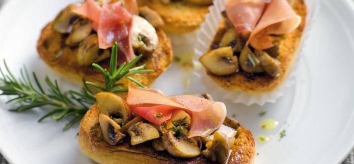 Bruschete cu ciuperci marinate si sunca de Parma